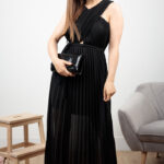 Czarna, długa plisowana sukienka