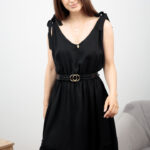 Czarna sukienka z wiązaniem na ramionach