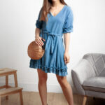 Krótka, niebieska sukienka z falbaną