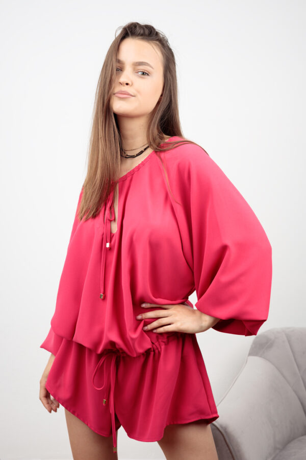 Malinowy kombinezon o kroju oversize