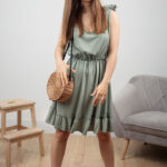 Zielona sukienka z wiązaniem na ramionach