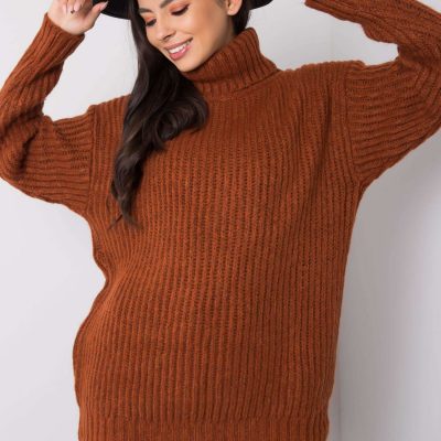 Brązowy sweter z golfem