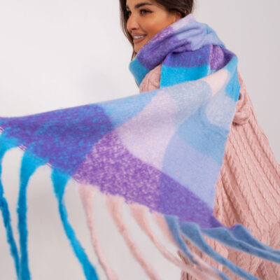 Gruby szal w niebieską kratę